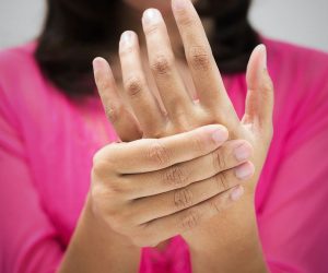 woman-with-hand-pain